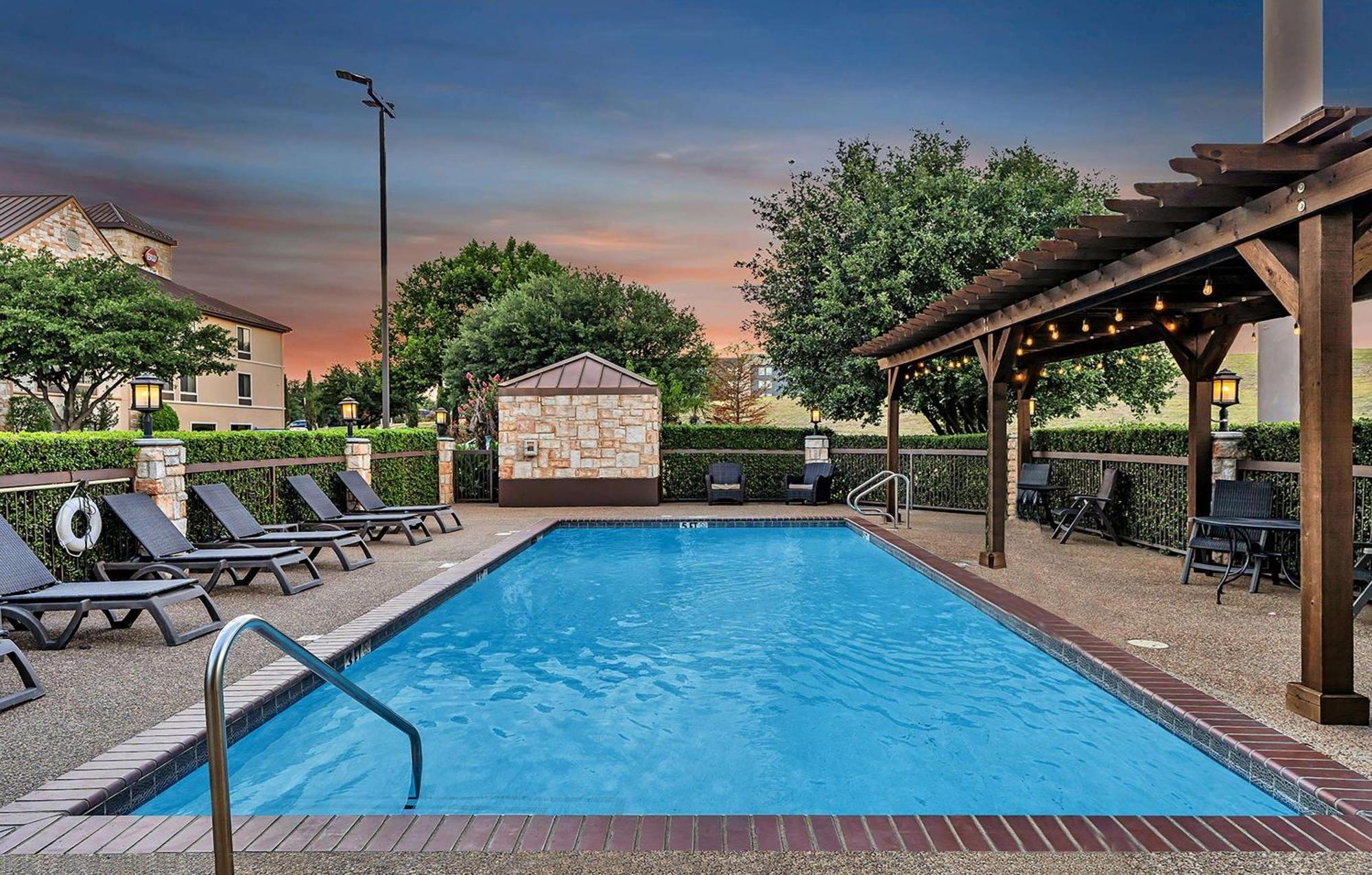 Best Western Plus Lewisville Flower Mound Exterior photo